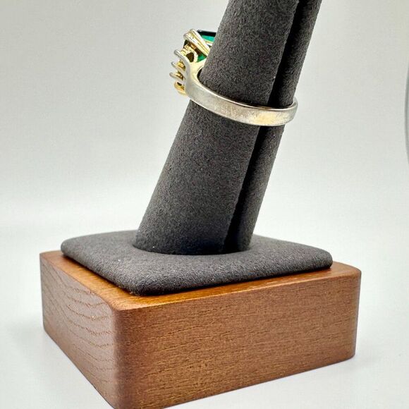 Ring with Large Emerald Colored Stone - Picture 6 of 6